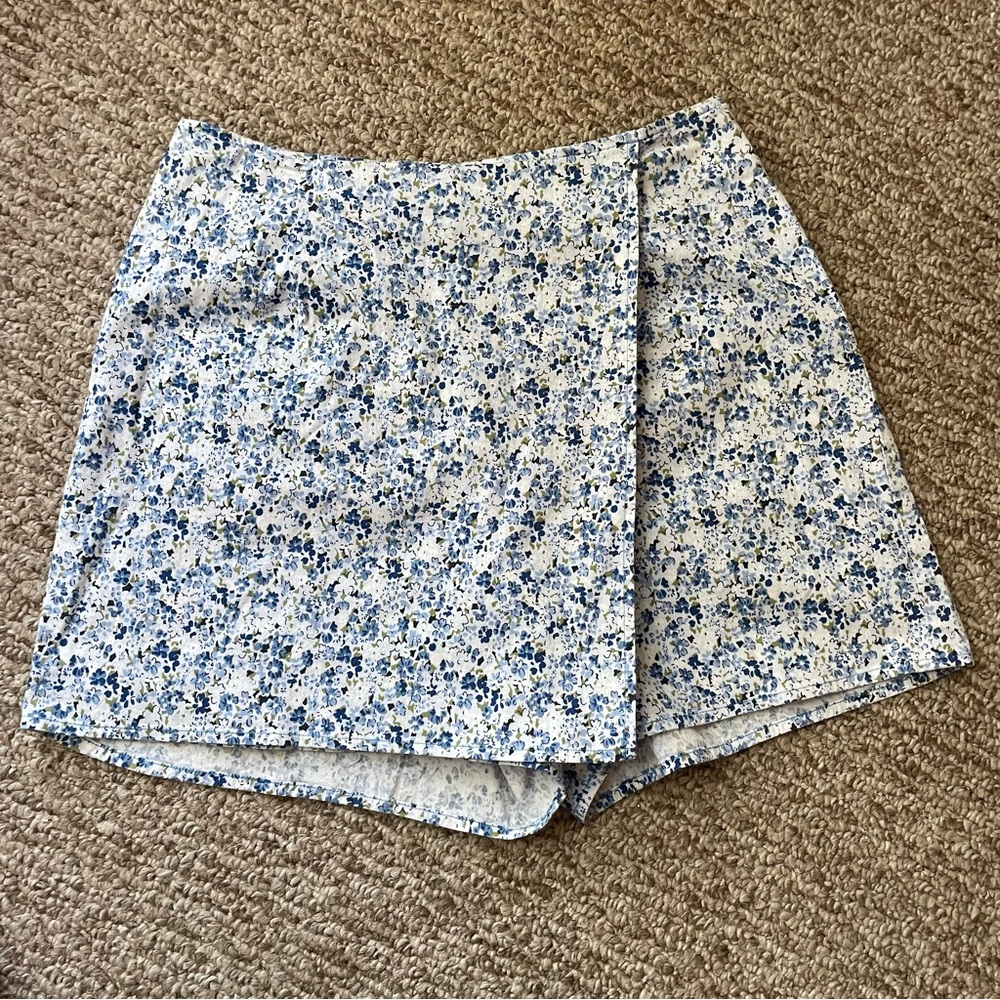 Y2K Tracy Evans floral Blue and White Skort